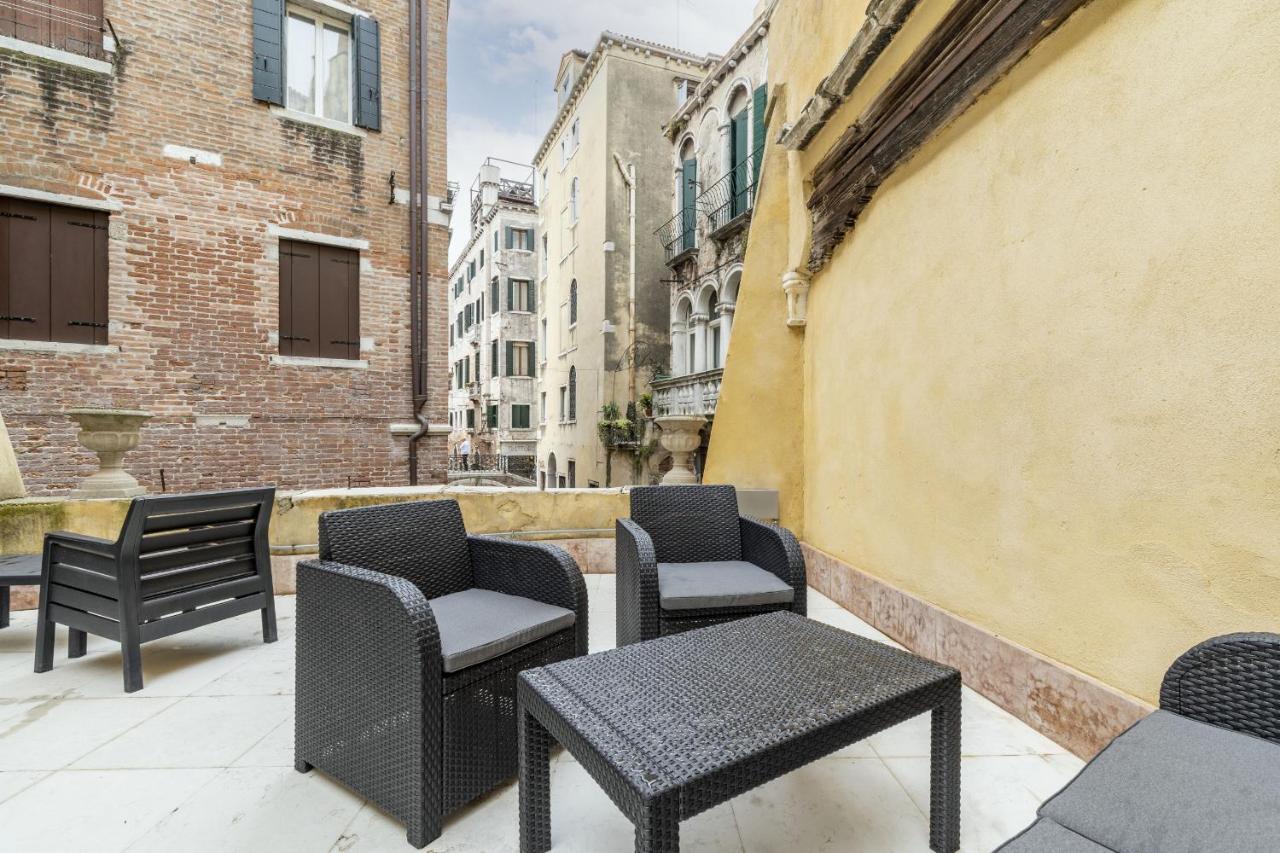 Gondola Luxury - Campo Santi Filippo E Giacomo By Wonderful Italy البندقية المظهر الخارجي الصورة